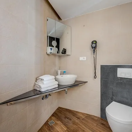 Versi & Note Luxury Πανσιόν 4*